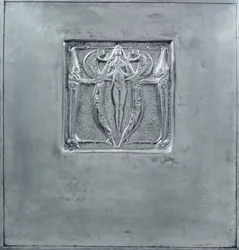 Dekorative Tafel aus getriebenem Metall, 1898-99